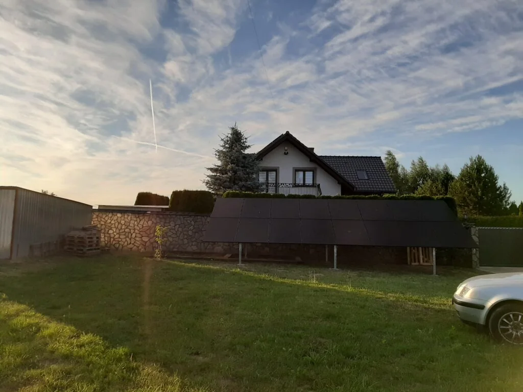 Instalacja fotowoltaiczna na gruncie obok domu